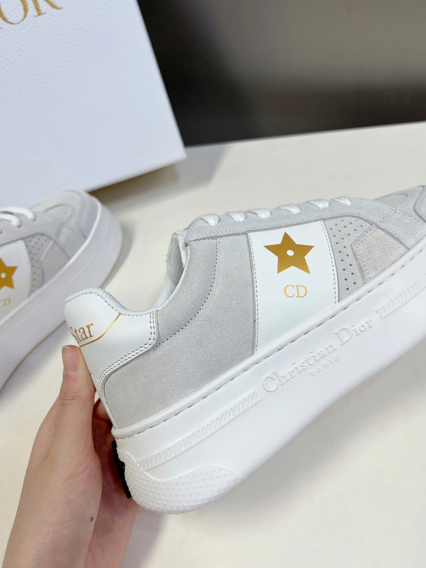 👟👟Ex-factory price 640👟👟 Dior's new platform shoes thick-soled casual shoes. Purchased and developed from Taikoo Hui RMB 16,400. These Dior Star sneakers continue the timeless silhouette and are carefully made of cow leather, so they are particularly comfortable on the feet. They are decorated with tonal suede panels and metal stars to decorate the lace eyelets to enhance the style. The lightweight style is matched with the "Christian Dior" logo thin sole, suitable for all seasons, and can be matched with all kinds of casual looks to add a finishing touch. Classic and super durable. The upper is stitched with cowhide. The original IP outsole height is 4CM. Size: 35-41. A full set of counter synchronized gift boxes 💝 packaging